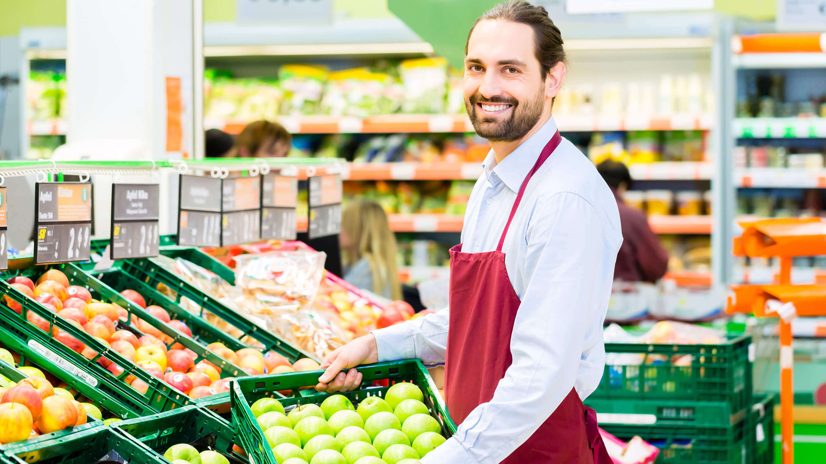 Мерчендайзер краснодар. Продукты в супермаркете. Продавец овощей и фруктов. Грузчик в продуктовый магазин. Овощи в магазине.